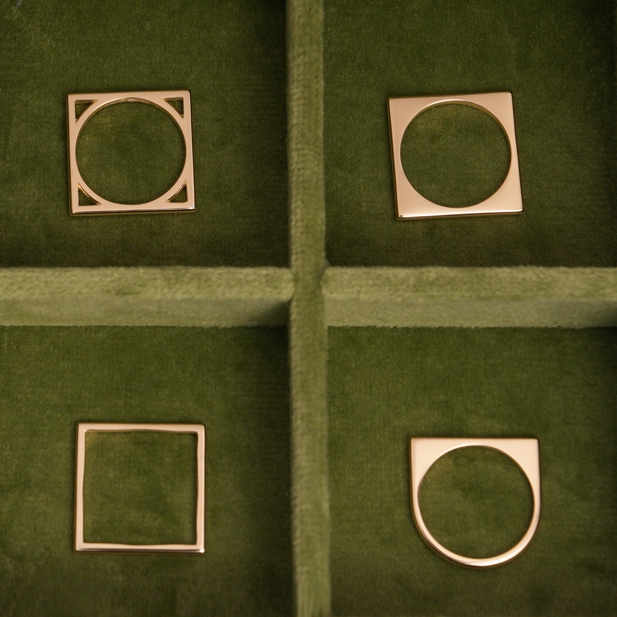 Ring Bands 18k yellow gold squares on green velvet 