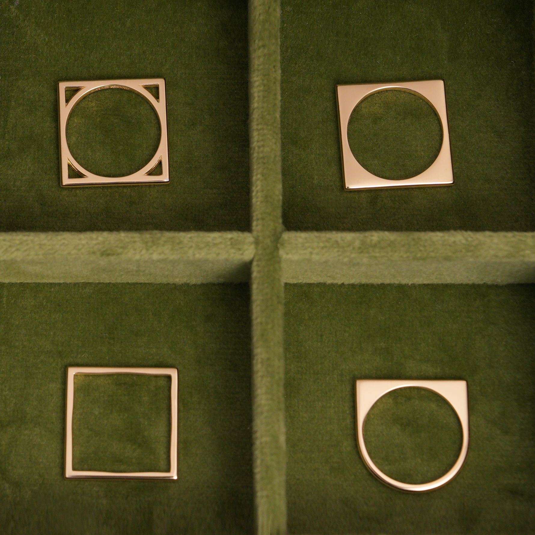 Ring Bands 18k yellow gold squares on green velvet 