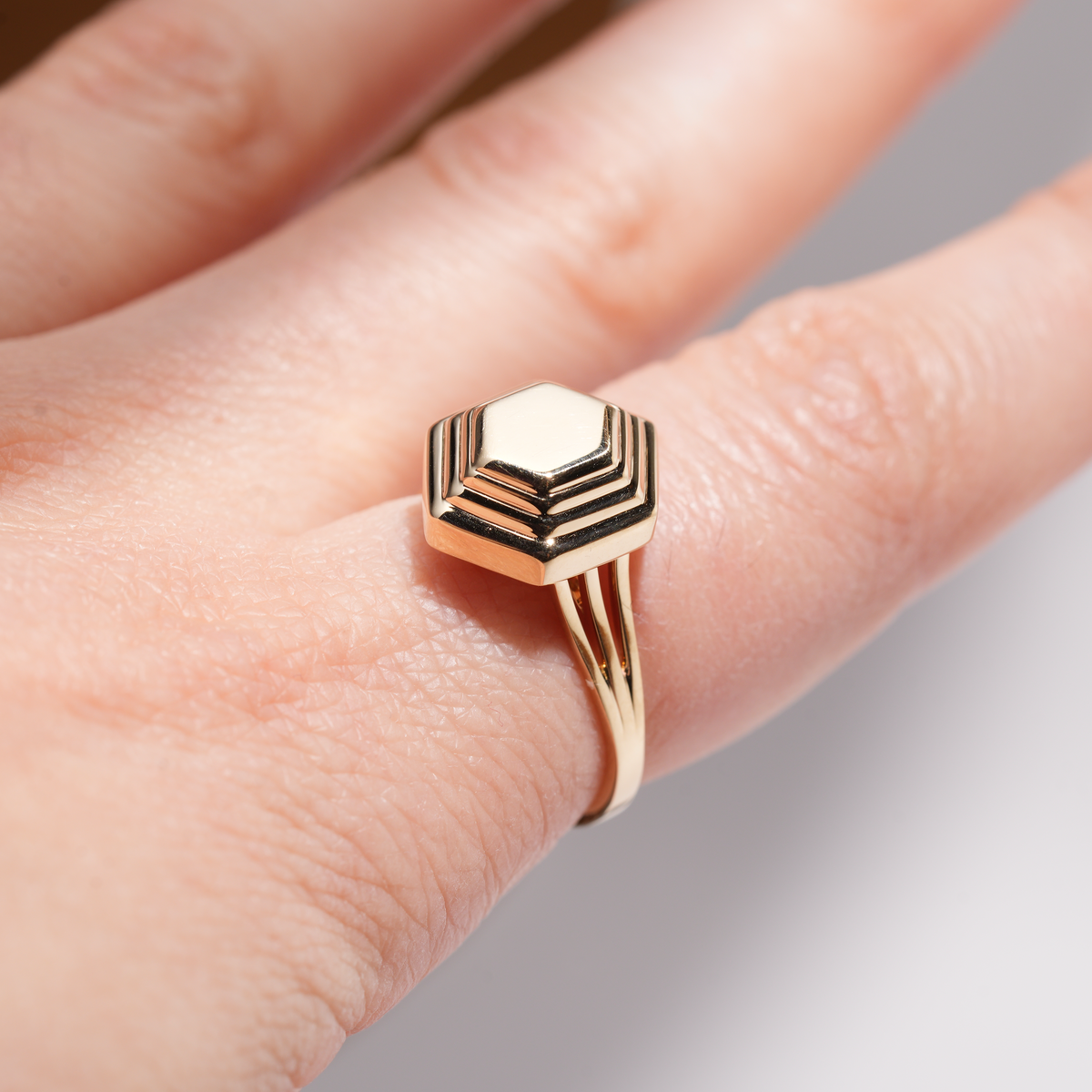 18k Gold ring with geometric hexagon design on pointer finger